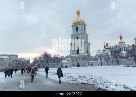 Kiev, Ukraine - le 18 janvier 2018 : les gens marcher sur la neige St Michael's Square Banque D'Images