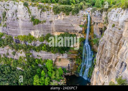 Haut incroyable cascade dans l'été Banque D'Images