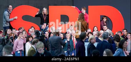 Berlin, Allemagne. 07Th Dec, 2019. Les délégués sont debout à la DSF logo au début de la deuxième journée de la conférence du parti fédéral du SPD. Le deuxième jour du congrès du parti, les sociaux-démocrates voulaient se concentrer sur la politique sociale. Photo : afp/Alamy Live News Banque D'Images