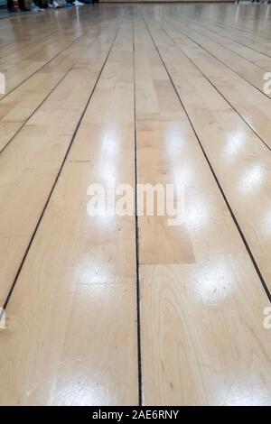 Un plancher de bois à l'infini dans une salle de sport Banque D'Images