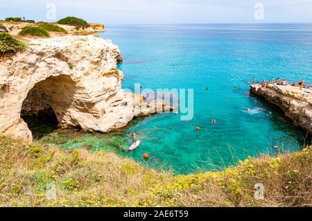 Tropea, Calabre, Italie - 09 septembre 2019 : Les gens de la télévision plongée falaise, bronzer, nager dans une mer cristalline de l'eau sur la plage de rochers à Banque D'Images