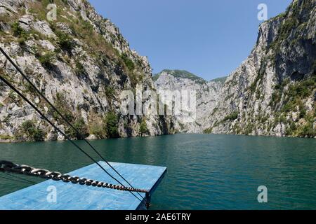 Vue depuis la rampe de bateau sur un magnifique paysage de montagnes et forêts vertes sur une excursion en bateau sur le lac Komani dans les Alpes dinariques de l'Albanie Banque D'Images