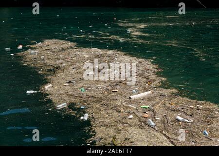Avec la pollution des bouteilles en PET vides sur le lac komani en Albanie Banque D'Images
