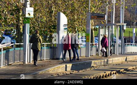Les passagers utilisant les distributeurs de billets à l'arrêt de tramway Wilkinson street, Nottingham, England, UK Banque D'Images