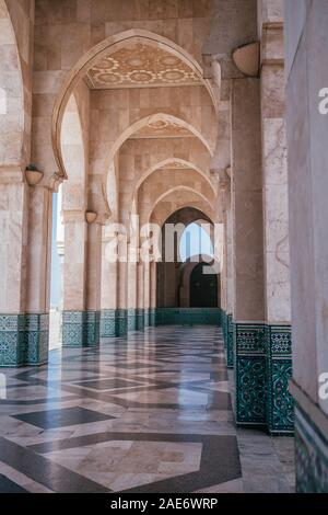 Détails de la belle architecture de la Mosquée Hassan II à Casablanca, Maroc sur un matin ensoleillé Banque D'Images