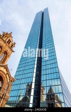 Bostonian : la John Hancock Tower reflétant l'église Trinity de Copley Square, le quartier de Back Bay, Boston, Massachusetts, New England, USA Banque D'Images