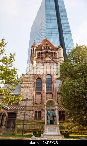 Les grands gratte-ciel moderne John Hancock Tower derrière l'historique Trinity Church et Phillips Brooks memorial, Copley Square, Boston, Massachusetts, USA Banque D'Images