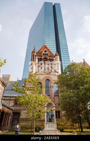 Les grands gratte-ciel moderne John Hancock Tower derrière l'historique Trinity Church et Phillips Brooks memorial, Copley Square, Boston, Massachusetts, USA Banque D'Images