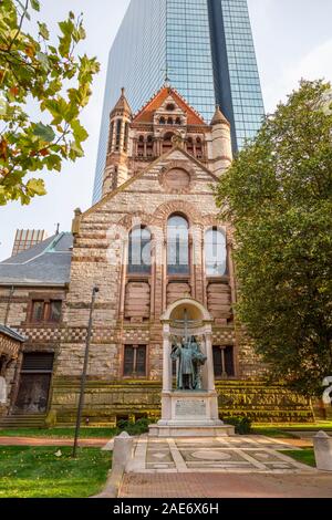 Les grands gratte-ciel moderne John Hancock Tower derrière l'historique Trinity Church et Phillips Brooks memorial, Copley Square, Boston, Massachusetts, USA Banque D'Images