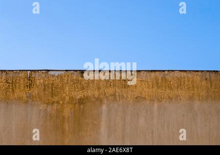 humidité sur le mur de ciment à l'extérieur du bâtiment, fond bleu ciel Banque D'Images