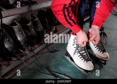 Xincai, province de Henan en Chine. 6e déc, 2019. Un étudiant prend des chaussures de patinage de glace dans une école de formation professionnelle pour l'art sur la glace dans le comté de Xincai, centre de la Chine, la province du Henan, le 6 décembre 2019. Un total de 69 étudiants, le vieillissement de 4 à 19, ici passent la plupart du temps chaque jour pratiquer les compétences de base et qui reçoivent un entraînement sur glace. Leurs efforts ont porté leurs fruits avec des spectacles sur glace organisé et reçu de nombreuses fois à la maison et à l'étranger. Un crédit : Li/Xinhua/Alamy Live News Banque D'Images