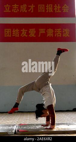 Xincai, province de Henan en Chine. 5 déc, 2019. Les compétences de base des pratiques d'un étudiant dans une école de formation professionnelle pour l'art sur la glace dans le comté de Xincai, province du Henan en Chine centrale, 5 décembre 2019. Un total de 69 étudiants, le vieillissement de 4 à 19, ici passent la plupart du temps chaque jour pratiquer les compétences de base et qui reçoivent un entraînement sur glace. Leurs efforts ont porté leurs fruits avec des spectacles sur glace organisé et reçu de nombreuses fois à la maison et à l'étranger. Un crédit : Li/Xinhua/Alamy Live News Banque D'Images