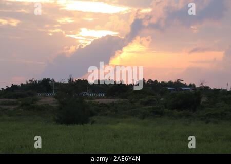 Route forestière sous les rayons de soleil. Lane en marche jusqu'à l'automne la forêt de feuillus à l'aube ou au lever du soleil Banque D'Images