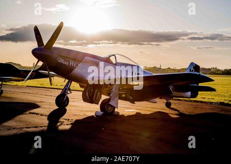 Flying Legends' Mustang P-51D 'Miss Helen' à l'air d'Abingdon & Country Show tir de nuit, Abingdon, UK Banque D'Images