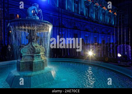 LYON, FRANCE, 6 décembre 2019 : La Fête des lumières à l'intérieur de l'Hôtel de Ville. Pour 4 nuits, les artistes s'allument en bâtiments, rues de la splendeur de mélange Banque D'Images