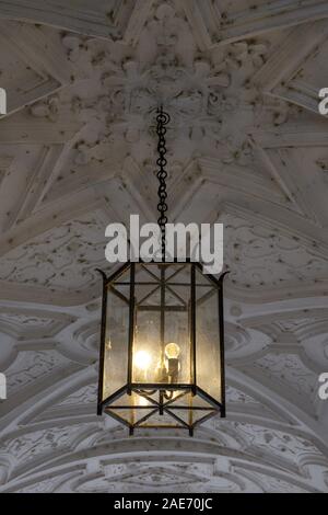 Lampe suspendue en fer et verre dans le plafond voûté décoré à l'entrée de la Schloss Johannisburg Aschaffenburg, dans la célèbre ville historique Banque D'Images