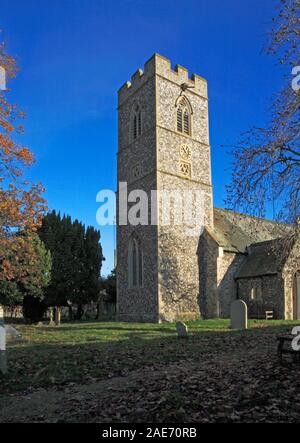 Vue du clocher de l'église mémorial avec réveil à la paroisse d'hommes tombés dans la Grande Guerre 1914-1918 à Kirby Bedon, Norfolk, Angleterre, Royaume-Uni, Europe. Banque D'Images