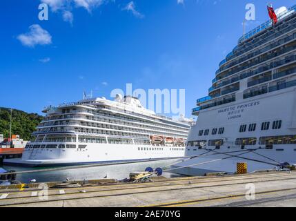 Croisières Viking Viking navire Orion (2018) et Princess Cruises Princess majestueux navire (2017), accosté au port Chalmers, la Nouvelle-Zélande. Banque D'Images