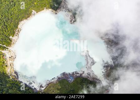 Vue de dessus, superbe vue aérienne de l'Talaga Bodas lac entouré d'un écrin de forêt tropicale. Banque D'Images