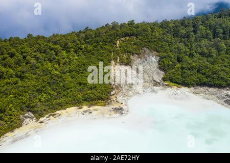 Vue de dessus, superbe vue aérienne de l'Talaga Bodas lac entouré d'un écrin de forêt tropicale. Banque D'Images