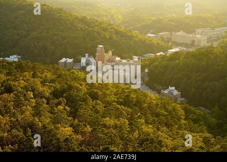 HOT SPRINGS, Arkansas, USA - 24 juillet 2019 - Centre-ville de Hot Springs, vu de la tour de la montagne de Hot Springs National Park. Banque D'Images