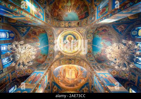 À l'intérieur de mosaïques colorées et de l'intérieur de l'Église du Sauveur sur le Sang Versé. Cathédrale de la résurrection du Christ en Saint Petersburg, Russie Banque D'Images