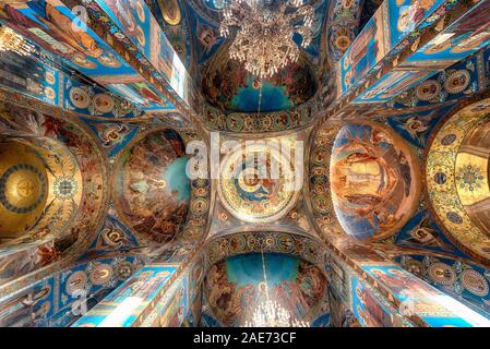 À l'intérieur de mosaïques colorées et de l'intérieur de l'Église du Sauveur sur le Sang Versé. Cathédrale de la résurrection du Christ en Saint Petersburg, Russie Banque D'Images