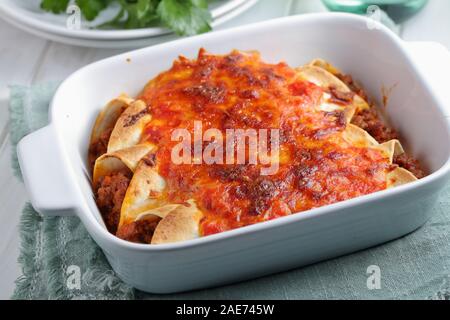 Trois enchiladas dans un plat allant au four, closeup Banque D'Images