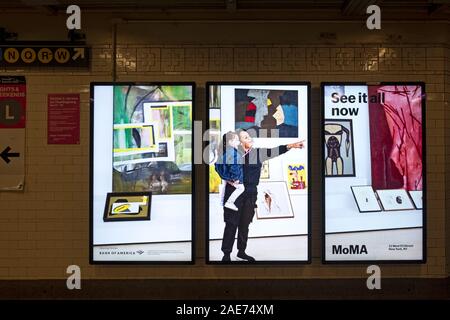 Triptyque. Un panneau d'écran 3 images en mouvement avec la publicité pour le MOMA, le Musée d'art moderne à une station de métro à New York. Banque D'Images