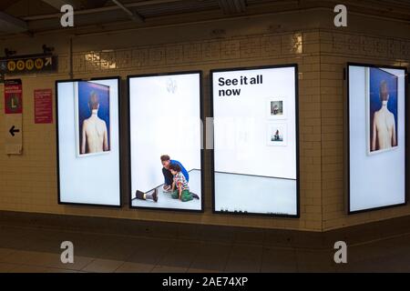 Triptyque. Un panneau d'écran 3 images en mouvement avec la publicité pour le MOMA, le Musée d'art moderne à une station de métro à New York. Banque D'Images
