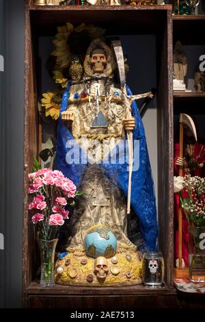 A Santa Muerte statue dans le temple d'accueil d'un dévot américain mexicain à Elmhurst, Queens, New York City Banque D'Images