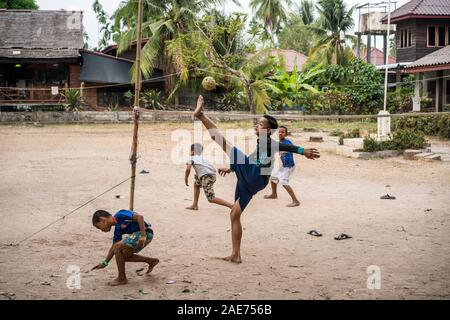 Les garçons jouent au football, Don Khon, 4000 îles, Laos, Asie. Banque D'Images