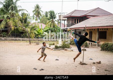 Les garçons jouent au football, Don Khon, 4000 îles, Laos, Asie. Banque D'Images