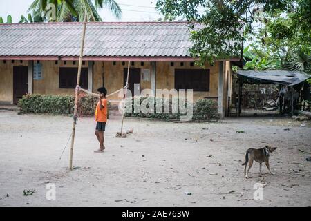 Les garçons jouent au football, Don Khon, 4000 îles, Laos, Asie. Banque D'Images