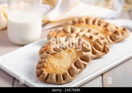 Karjalanpiirakat, Karelian pasties sur une planche à découper. Aujourd'hui, c'est un plat national en Finlande Banque D'Images