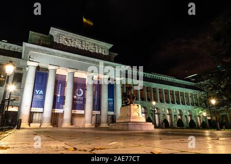 Madrid, Espagne - décembre 5, 2019 : Museo del Prado à Madrid. Vue de nuit. Banque D'Images