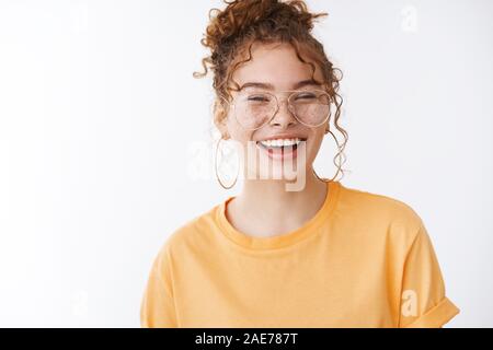 Carefree charismatique jeune fille rousse 20s portant des lunettes smiling rire d'entendre parler de plaisanterie drôle chat amis étudiants pause déjeuner Banque D'Images