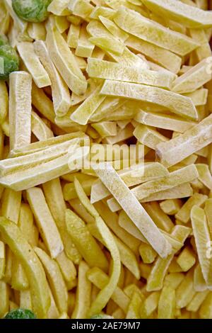 Large gamme d'épicerie. Pommes de terre surgelées sont vendus en lanières pour la cuisson rapide de votre plat préféré-frites. Banque D'Images