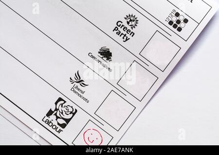 L'embarras de bulletins de vote papier pour les élections parlementaires à venir en 2019 Royaume-Uni - vote gaspillé emoji smiley contre le travail Banque D'Images