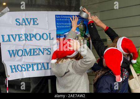 Southport, Merseyside. La politique britannique ; 7 décembre 2019. Les militants ouvriers faisant campagne à Southport pour sauver Liverpool Women's Hospital, les mains hors du NHS, avec travail le bien-être des animaux Vegan Society partisans. Voter pour l'interdiction du travail d'une fracturation, £10 par heure salaire minimum, pour mettre fin à l'exclusion extrême du logement, pour une voiture personnelle et de prescriptions. /AlamyLiveNews MediaWorldImages Crédit : Banque D'Images