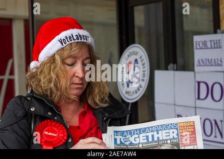 Southport, Merseyside. La politique britannique ; 7 décembre 2019. Les militants ouvriers faisant campagne à Southport pour sauver Liverpool Women's Hospital, les mains hors du NHS, avec travail le bien-être des animaux Vegan Society partisans. Voter pour l'interdiction du travail d'une fracturation, £10 par heure salaire minimum, pour mettre fin à l'exclusion extrême du logement, pour une voiture personnelle et de prescriptions. /AlamyLiveNews MediaWorldImages Crédit : Banque D'Images