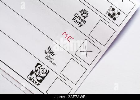 L'embarras de bulletins de vote papier pour les élections parlementaires à venir en 2019 Royaume-Uni - vote gaspillé Banque D'Images