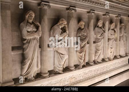 Le sarcophage de pleurer les femmes au musée archéologique d'Istanbul, Istanbul, Turquie Ville Banque D'Images