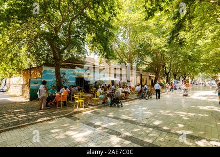 Tirana, Albanie, le 8 juillet 2019 : lors d'une ville piétonne rue avec arbres à Tirana, les gens d'un café en plein air sur le côté. Banque D'Images