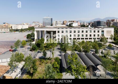 Tirana, Albanie, le 8 juillet 2019 : Vue aérienne de l'opera à la place Skanderbeg à Tirana Banque D'Images