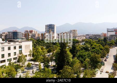 Tirana, Albanie, le 8 juillet 2019 : Vue aérienne de l'opéra sur la gauche avec des montagnes en arrière-plan à Tirana Banque D'Images