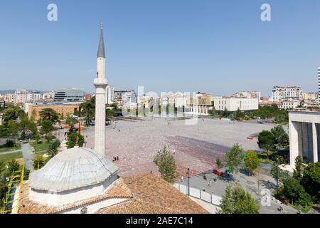 Tirana, Albanie, le 8 juillet 2019 - vue aérienne sur la place Skanderbeg avec l'Ethem Bey mosquée dans l'avant-plan à Tirana Banque D'Images