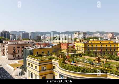 Tirana, Albanie, le 8 juillet 2019 : le centre-ville de Tirana avec divers ministères dans la maisons jaune au premier plan Banque D'Images