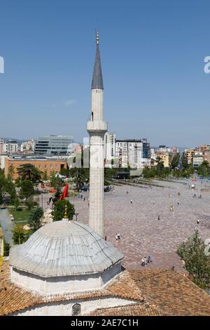 Tirana, Albanie, le 8 juillet 2019 - vue aérienne sur la place Skanderbeg avec l'Ethem Bey mosquée dans l'avant-plan à Tirana Banque D'Images