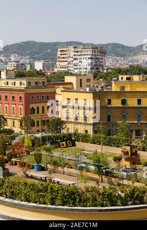 Tirana, Albanie, le 8 juillet 2019 : le centre-ville de Tirana avec divers ministères dans la maisons jaune au premier plan Banque D'Images